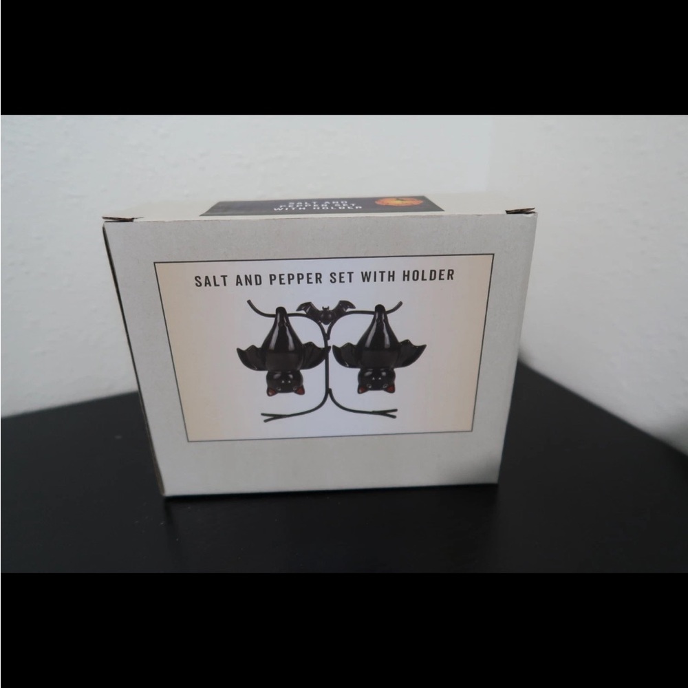 Cracker Barrel Bats, Black Salt and Pepper Set with Holder